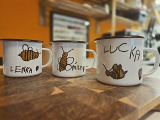 🎨✨ Nejlepší dárky jsou ty, které vypráví příběh! Představujeme Super plecháček – místo, kde se kresby vašich dětí mění v...